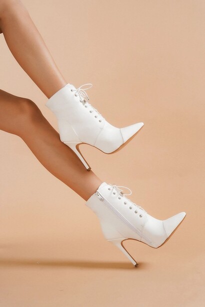 Kadın Sivri Burun Bağcıklı Bot Carla 