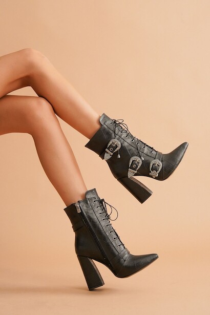 Kadın Üç Tokalı Sivri Burun Bağcıklı Bot Mostari 