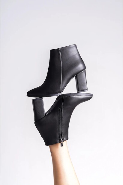Siyah Siyah Cilt Kısa Topuklu Sivri Burun Kadın Bot 