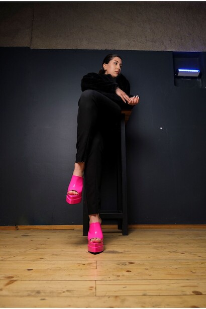 Kadın Çift Platform Tasarım Burnu Kapalı Yüksek Topuklu Terlik Farah  Fuşya Rugan  4