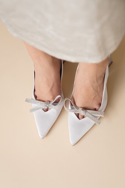 Açık Gri Saten Tokalı Tasarım Topuklu Ayakkabı Hriya