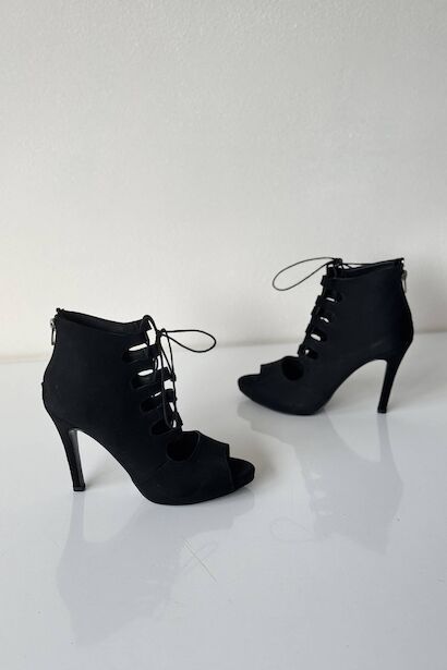 Siyah Süet Bağcıklı Boti 